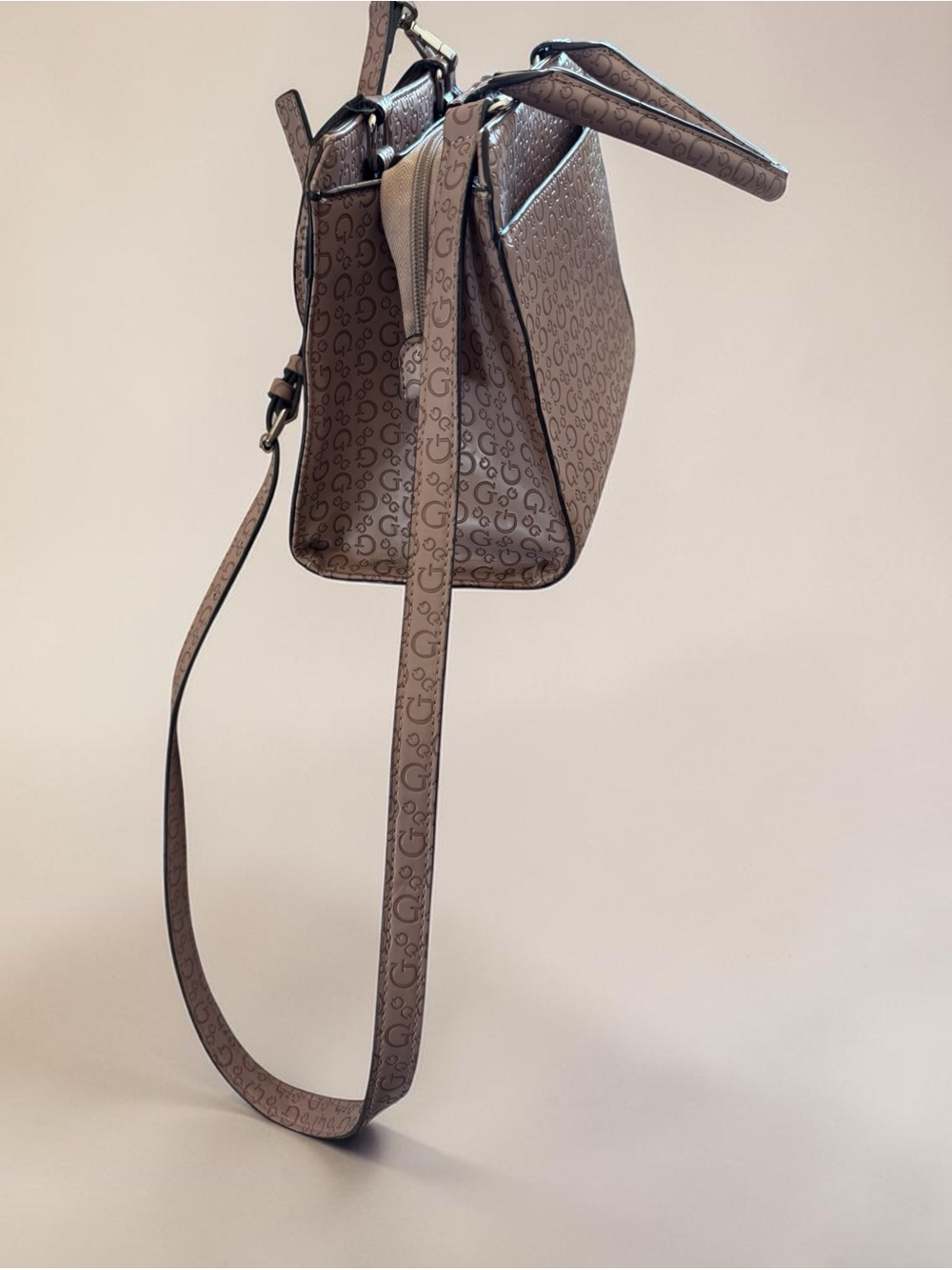 Guess Dusty Mauve Logo Satchel
Crossbody Bag Y2K Monogram Lock
Closure (EUC) - Picture 11 of 13